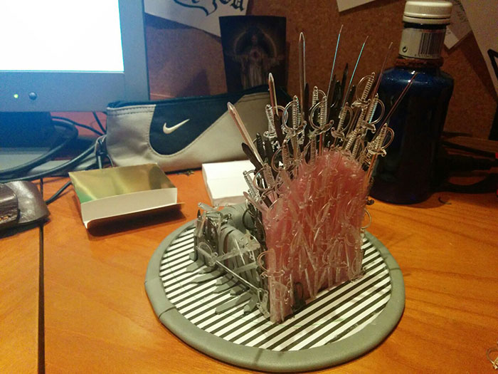 iron-throne-stand-for-phone-diy-game-of-thrones-1