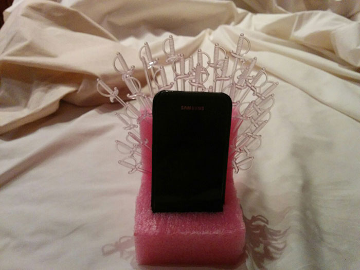 iron-throne-stand-for-phone-diy-game-of-thrones-2