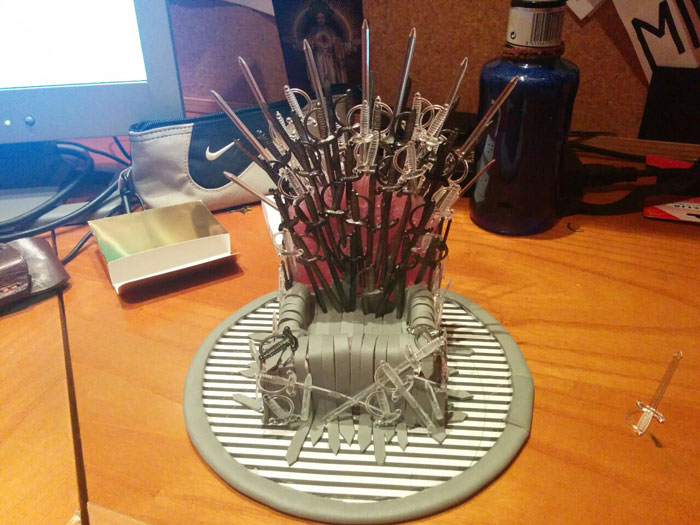 iron-throne-stand-for-phone-diy-game-of-thrones-5 iron-throne-stand-for-phone-diy-game-of-thrones-5