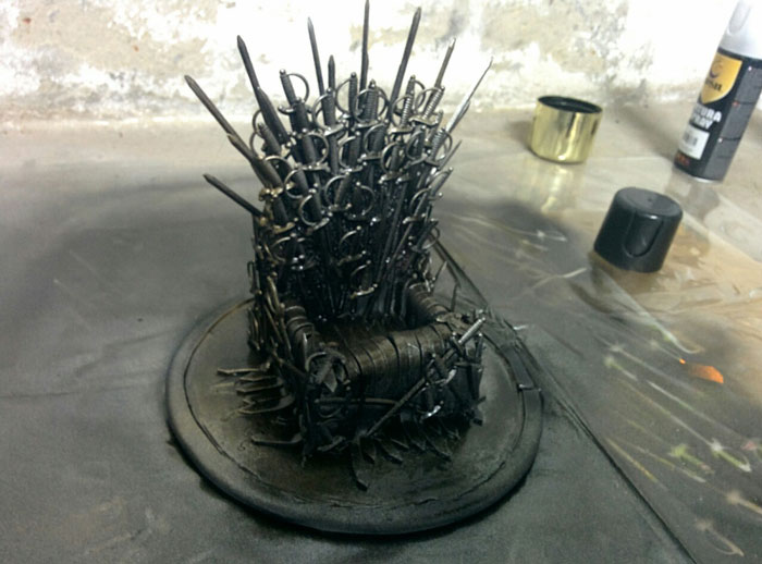 iron-throne-stand-for-phone-diy-game-of-thrones-6 iron-throne-stand-for-phone-diy-game-of-thrones-6
