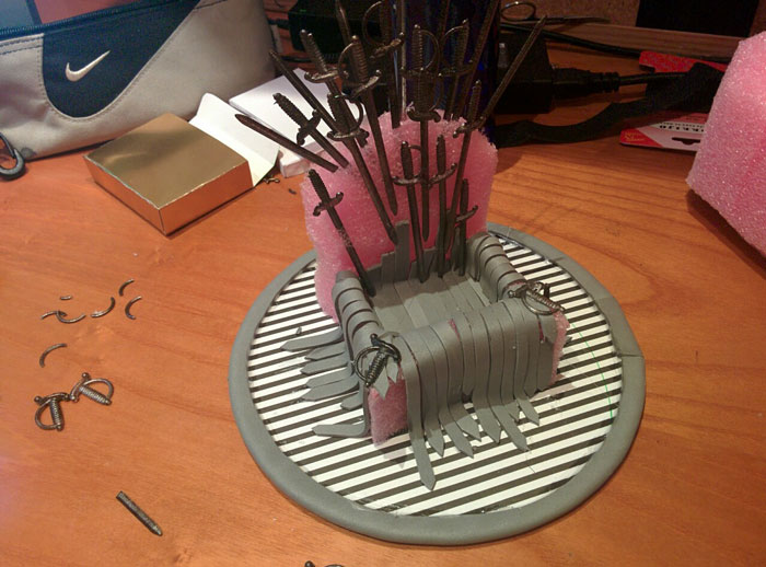 iron-throne-stand-for-phone-diy-game-of-thrones-7