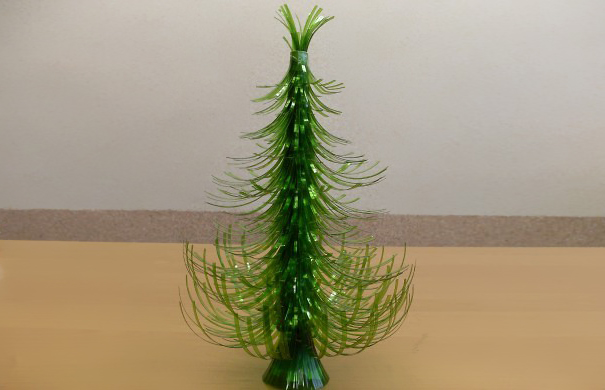 Creative way to recycle plastic bottles by making a green plastic Christmas tree. Creative way to recycle plastic bottles by making a green plastic Christmas tree.