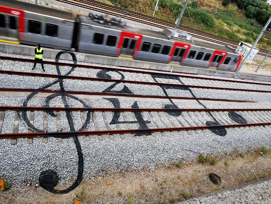railway-train-tracks-portugal-street-art-artur-bordalo-2 railway-train-tracks-portugal-street-art-artur-bordalo-2
