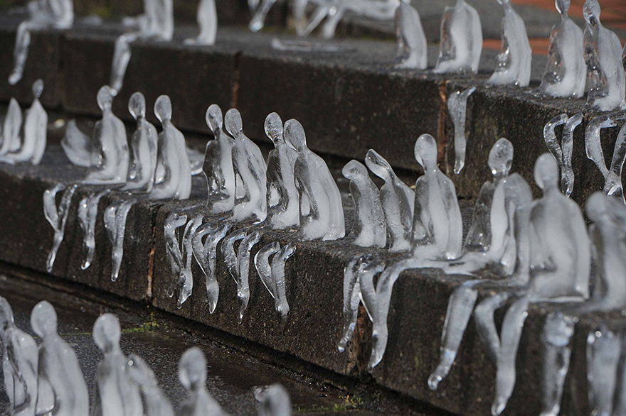 minimum-monument-ice-sculptures-first-world-war-commemoration-nele-azevedo-1 minimum-monument-ice-sculptures-first-world-war-commemoration-nele-azevedo-1