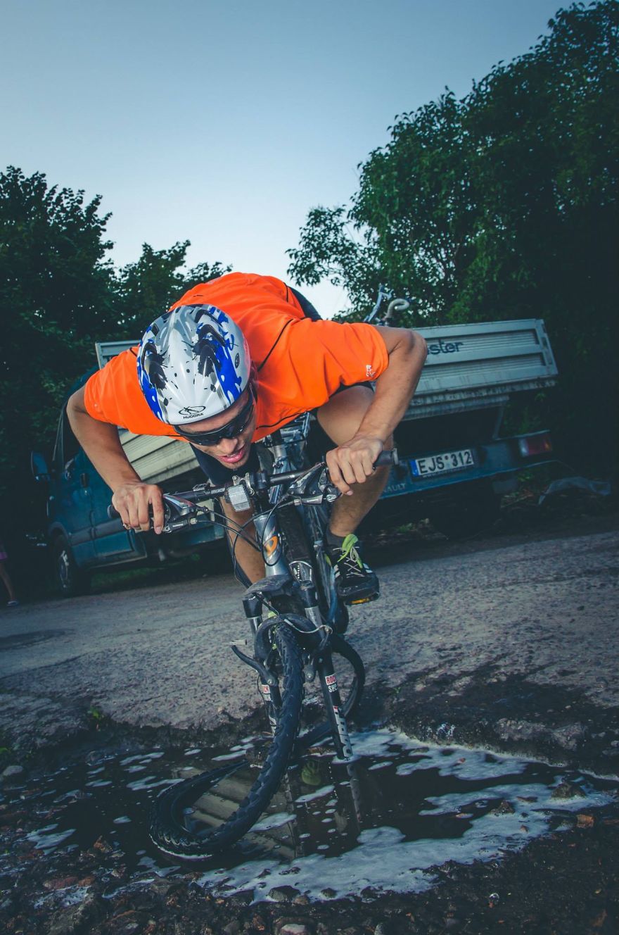 Friends Take Funny Pothole Photos To Draw Government's Attention To Poor Road Conditions In Kaunas Friends Take Funny Pothole Photos To Draw Government's Attention To Poor Road Conditions In Kaunas