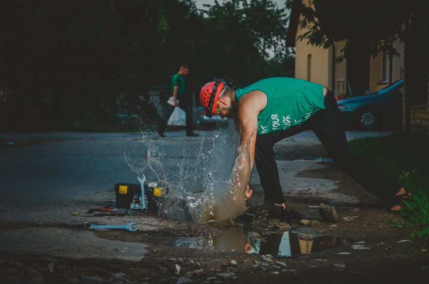 Friends Take Funny Pothole Photos To Draw Government's Attention To Poor Road Conditions In Kaunas Friends Take Funny Pothole Photos To Draw Government's Attention To Poor Road Conditions In Kaunas