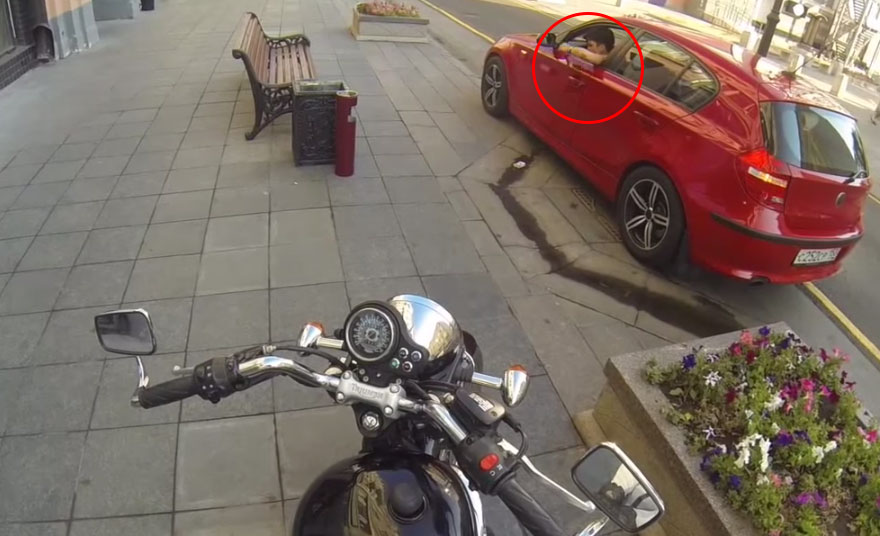 anonymous-motorcyclist-fights-litterers-1