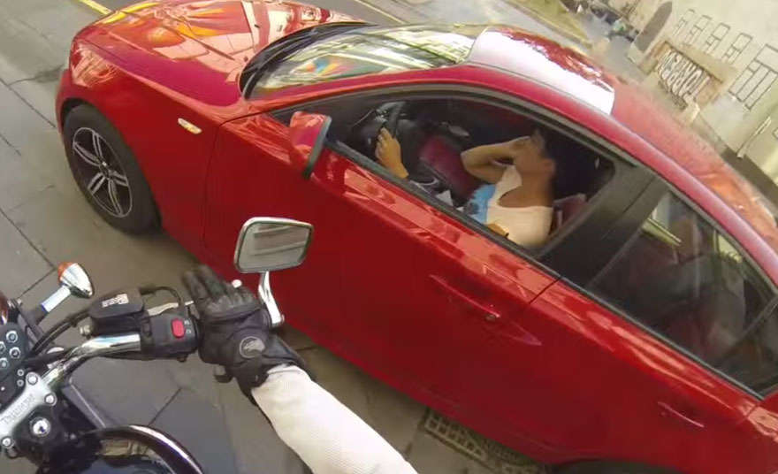 anonymous-motorcyclist-fights-litterers-3 anonymous-motorcyclist-fights-litterers-3