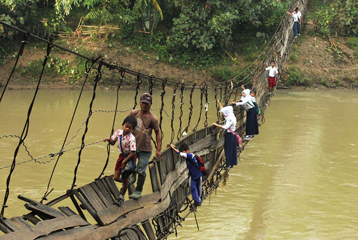 25 Of The Most Dangerous And Unusual Journeys To School In The World