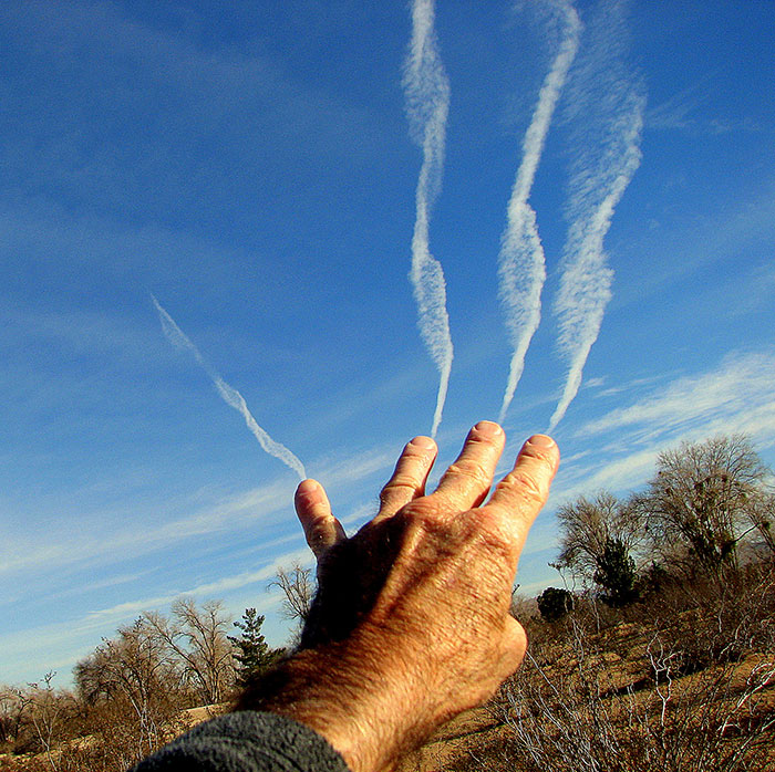 cloud-forced-perspective-optical-illusions-5 cloud-forced-perspective-optical-illusions-5