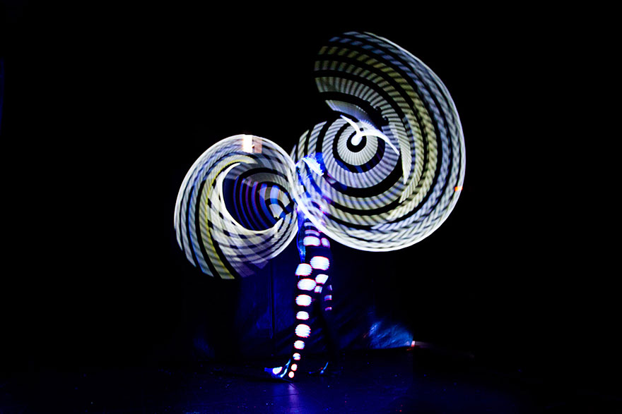 mesmerizing-light-trails-hula-hoop-1 mesmerizing-light-trails-hula-hoop-1