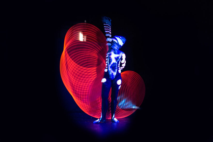 mesmerizing-light-trails-hula-hoop-2 mesmerizing-light-trails-hula-hoop-2