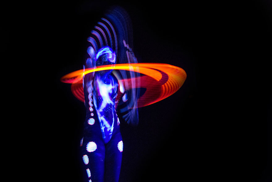 mesmerizing-light-trails-hula-hoop-5 mesmerizing-light-trails-hula-hoop-5