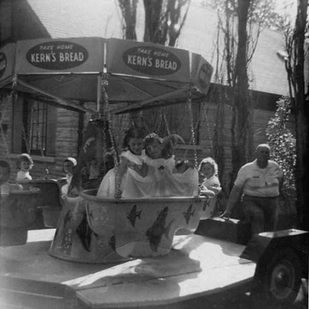 mother-and-daughter-photo-recreation-3 mother-and-daughter-photo-recreation-3