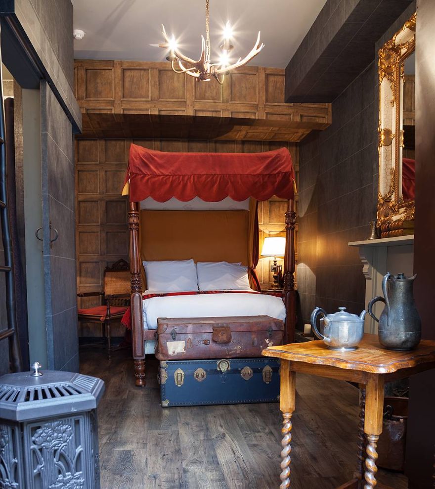 Harry Potter Fans Can Now Stay In Hogwarts-Themed Hotel Rooms Harry Potter Fans Can Now Stay In Hogwarts-Themed Hotel Rooms