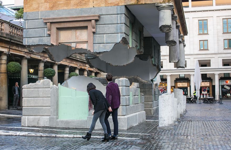 This Building In London Floats Unbelievably In Mid-Air