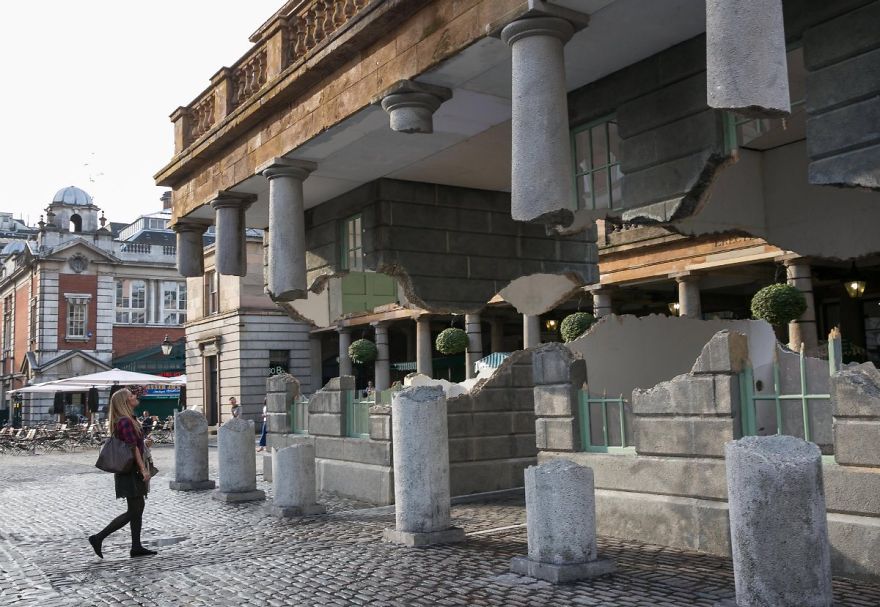 This Building In London Floats Unbelievably In Mid-Air This Building In London Floats Unbelievably In Mid-Air