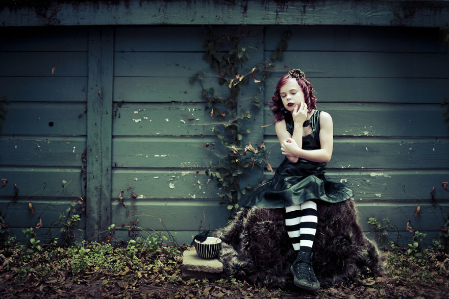 Photographer Mom Turns Her 9-Year-Old Adopted Daughter Into Iconic Characters Photographer Mom Turns Her 9-Year-Old Adopted Daughter Into Iconic Characters