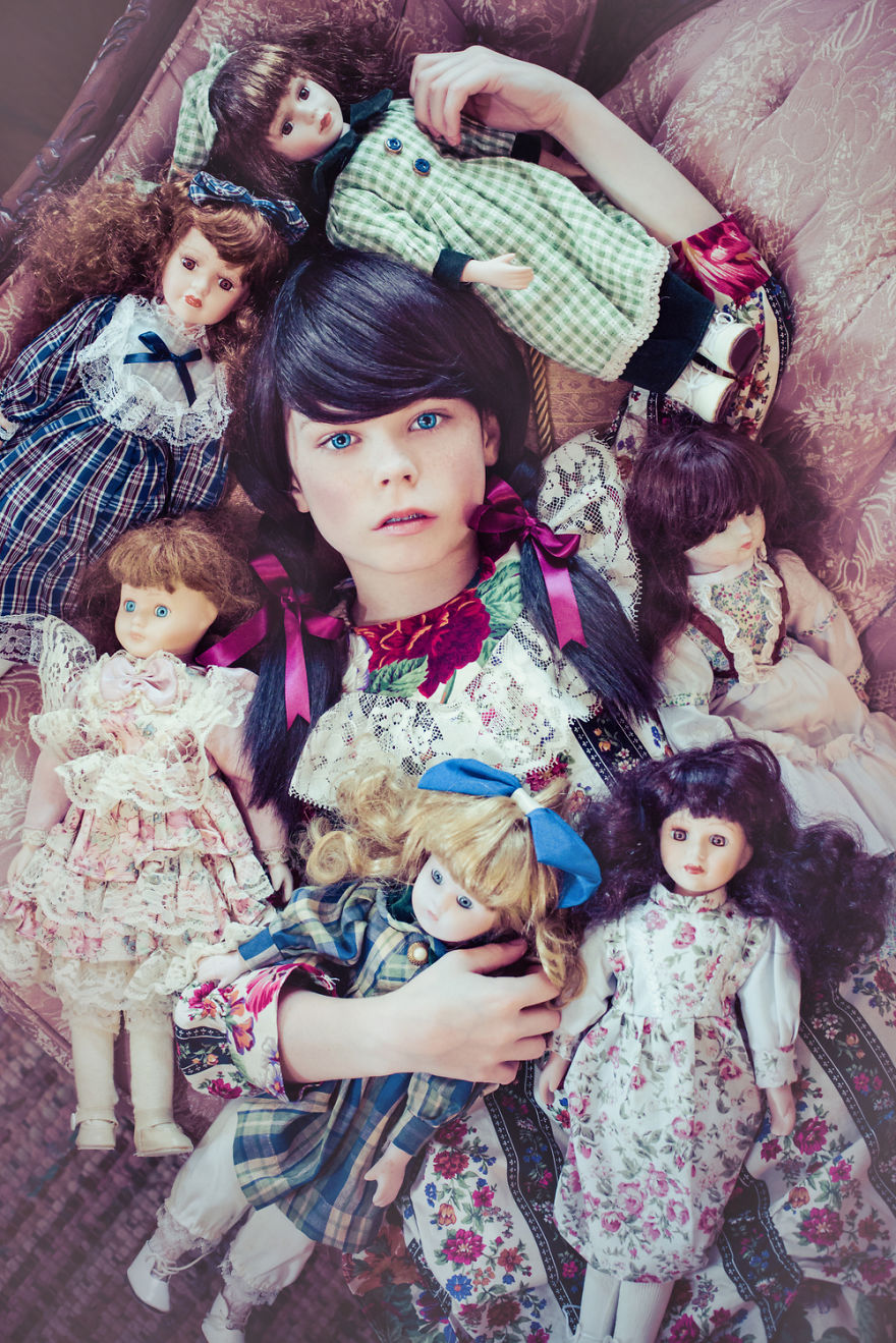 Photographer Mom Turns Her 9-Year-Old Adopted Daughter Into Iconic Characters Photographer Mom Turns Her 9-Year-Old Adopted Daughter Into Iconic Characters