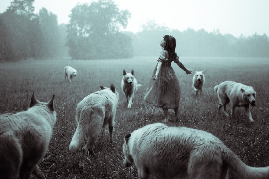 Photographer Mom Turns Her 9-Year-Old Adopted Daughter Into Iconic Characters Photographer Mom Turns Her 9-Year-Old Adopted Daughter Into Iconic Characters