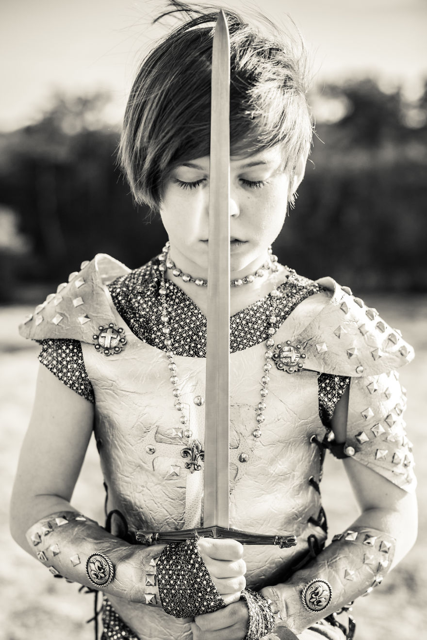 Photographer Mom Turns Her 9-Year-Old Adopted Daughter Into Iconic Characters Photographer Mom Turns Her 9-Year-Old Adopted Daughter Into Iconic Characters