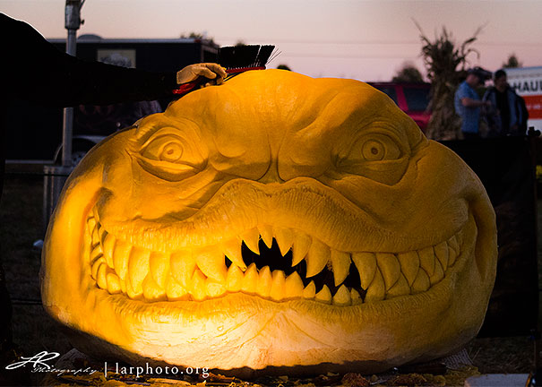 creepy-pumpkin-carvings-jon-neill-16 creepy-pumpkin-carvings-jon-neill-16