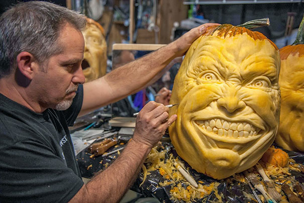 creepy-pumpkin-carvings-jon-neill-17 creepy-pumpkin-carvings-jon-neill-17