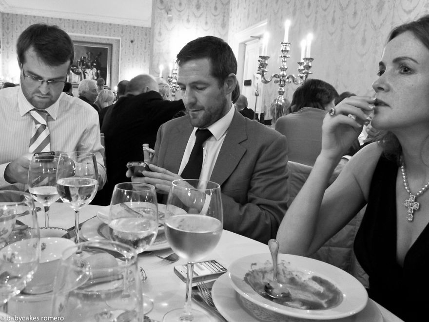 The Death Of Conversation: I Photograph People Obsessed With Their Smartphones The Death Of Conversation: I Photograph People Obsessed With Their Smartphones