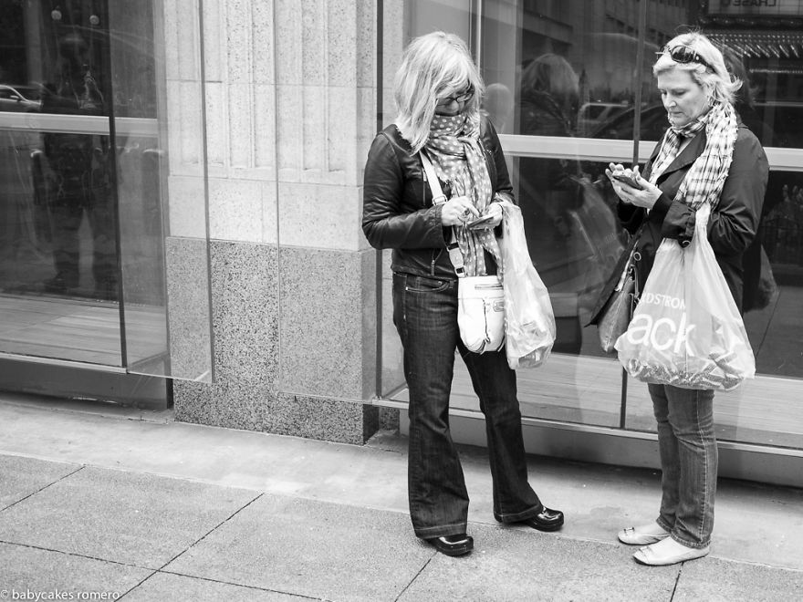 The Death Of Conversation: I Photograph People Obsessed With Their Smartphones The Death Of Conversation: I Photograph People Obsessed With Their Smartphones