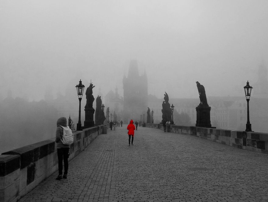 Red Coat - Karluv Most, Praha
