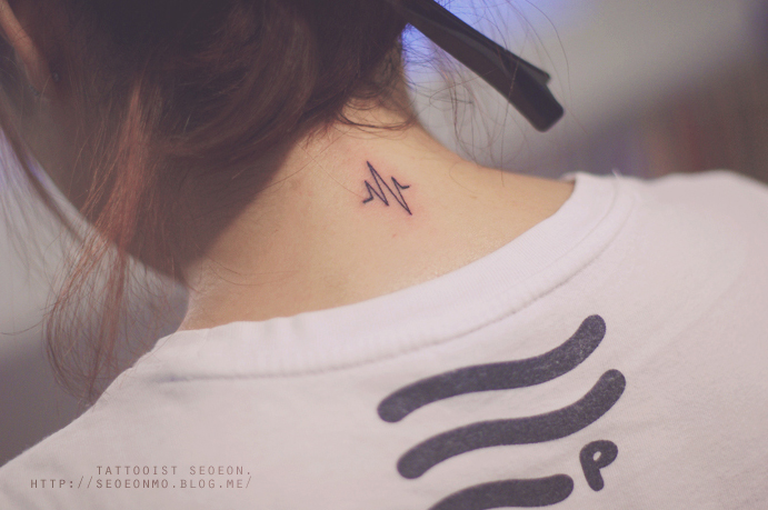 Minimalistic tattoo by Seoeon on the neck, showcasing a discreet and feminine design. Minimalistic tattoo by Seoeon on the neck, showcasing a discreet and feminine design.