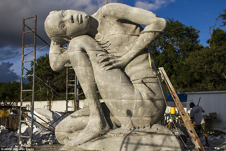 ocean-atlas-bahamas-underwater-sculpture-jason-decaires-taylor-5