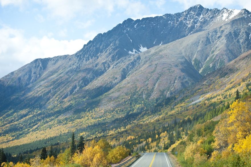 23 Year Old Hitchhiker Carries Camera For An Entire Year To Capture Canada's Wild Beauty 23 Year Old Hitchhiker Carries Camera For An Entire Year To Capture Canada's Wild Beauty