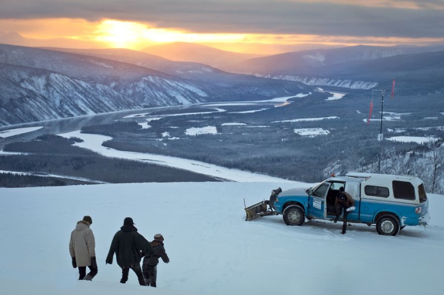 23 Year Old Hitchhiker Carries Camera For An Entire Year To Capture Canada's Wild Beauty 23 Year Old Hitchhiker Carries Camera For An Entire Year To Capture Canada's Wild Beauty