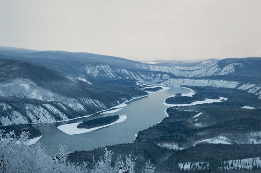 23 Year Old Hitchhiker Carries Camera For An Entire Year To Capture Canada's Wild Beauty 23 Year Old Hitchhiker Carries Camera For An Entire Year To Capture Canada's Wild Beauty