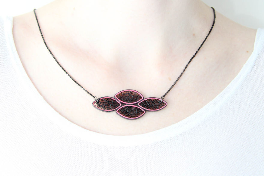 Amsterdam Artist Turns Paper Into Water Resistant Paper Jewelry Amsterdam Artist Turns Paper Into Water Resistant Paper Jewelry