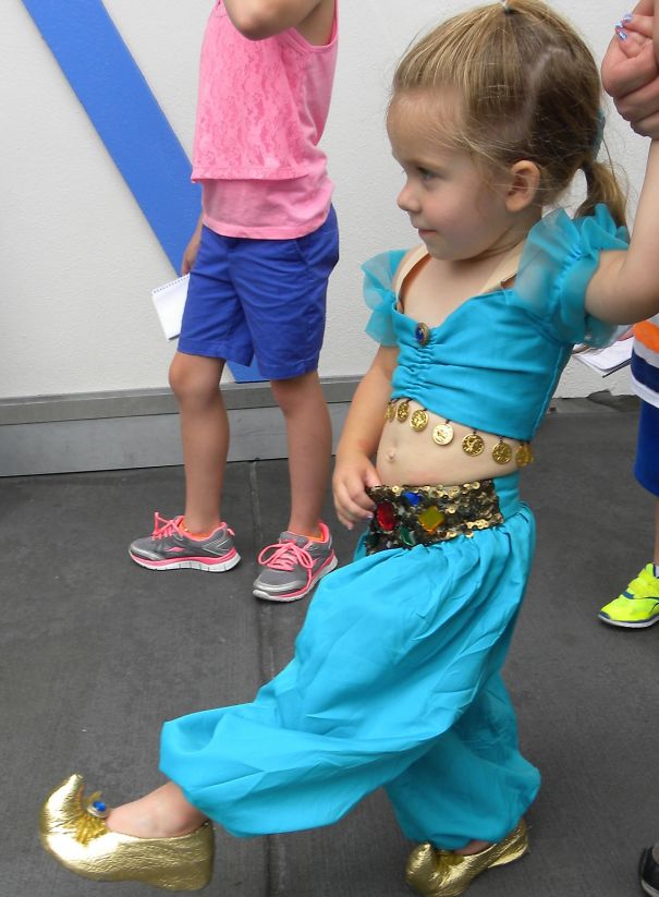 Mom Sews Incredibly Accurate Disney Costumes For Her Daughter To Wear At Disney World Mom Sews Incredibly Accurate Disney Costumes For Her Daughter To Wear At Disney World