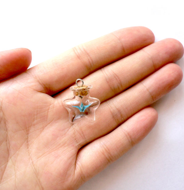 Unbelieveably Tiny Pieces Of Origami That Fit On The Tip Of Your Finger Unbelieveably Tiny Pieces Of Origami That Fit On The Tip Of Your Finger