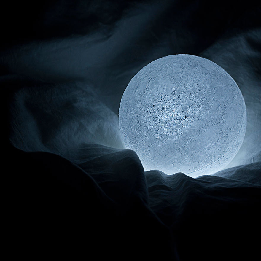 Totally Accurate LED Lamp Mimics The Moon Totally Accurate LED Lamp Mimics The Moon