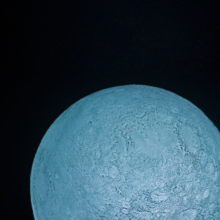 Totally Accurate LED Lamp Mimics The Moon Totally Accurate LED Lamp Mimics The Moon