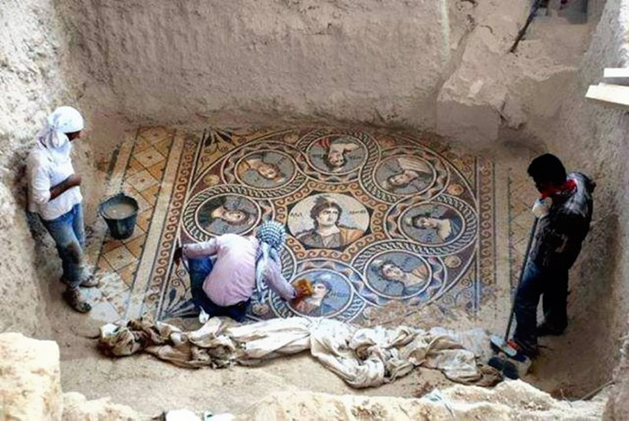 ancient-greek-mosaic-excavation-zeugma-1 ancient-greek-mosaic-excavation-zeugma-1