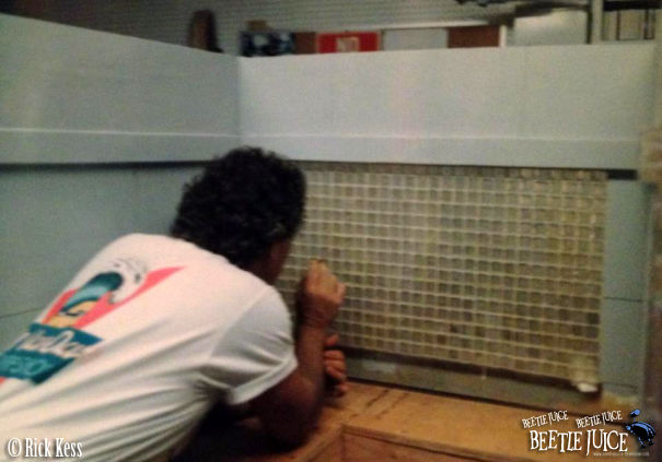 25 Amazing Behind The Scene Pics From Beetlejuice !