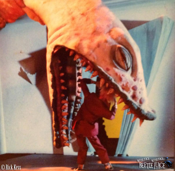 25 Amazing Behind The Scene Pics From Beetlejuice !
