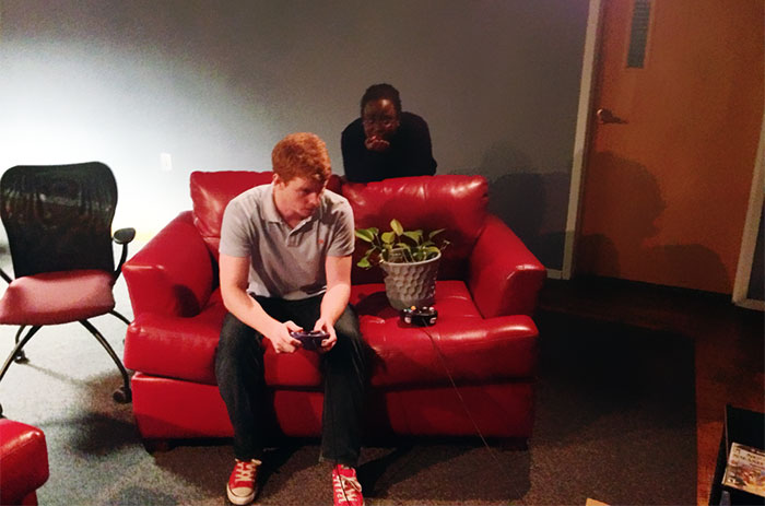 guy-babysits-coworkers-plant-15 guy-babysits-coworkers-plant-15