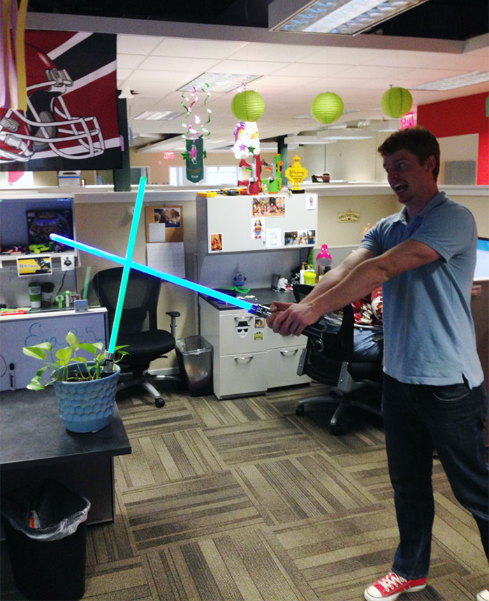 guy-babysits-coworkers-plant-18 guy-babysits-coworkers-plant-18