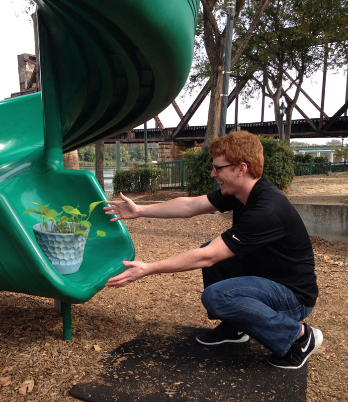 guy-babysits-coworkers-plant-4 guy-babysits-coworkers-plant-4