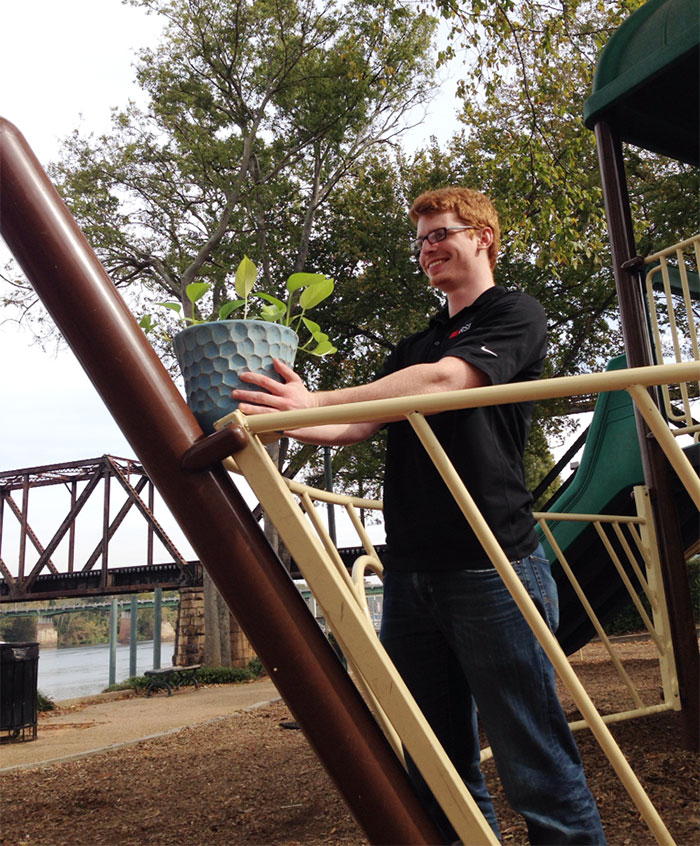 guy-babysits-coworkers-plant-9 guy-babysits-coworkers-plant-9