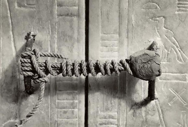 The Unbroken Seal On Tutankhamun’s Tomb, 1922 (3,245 Years Untouched)