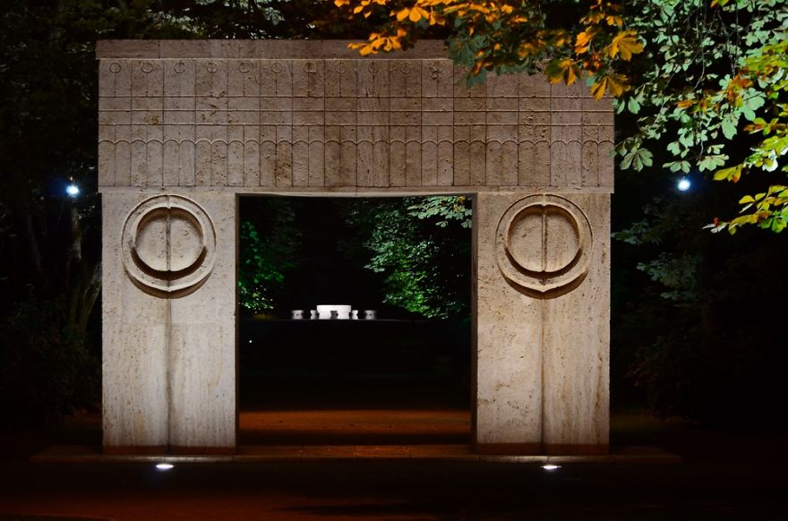 Kissing Gate &table Of Silence-tirgu Jiu