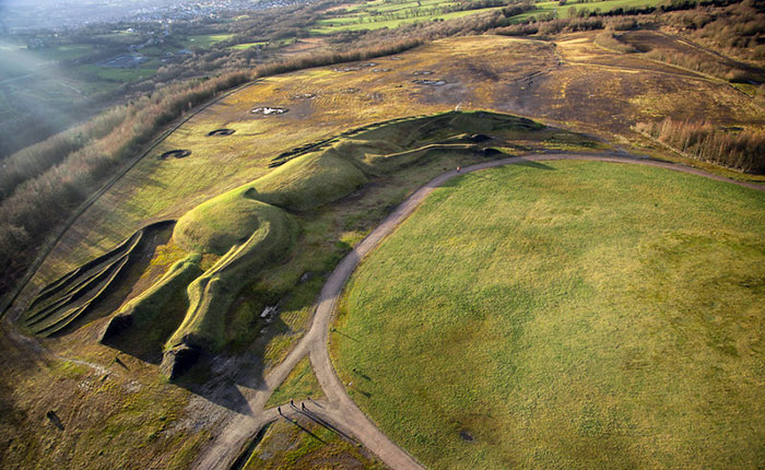 200-Meter-Long Earth Sculpture Of Pony Pays Tribute To Animal Mine Workers